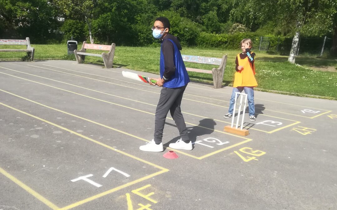 Les 5ème C découvrent le cricket (so British ! ) avec l’intervenant anglais Charles H.