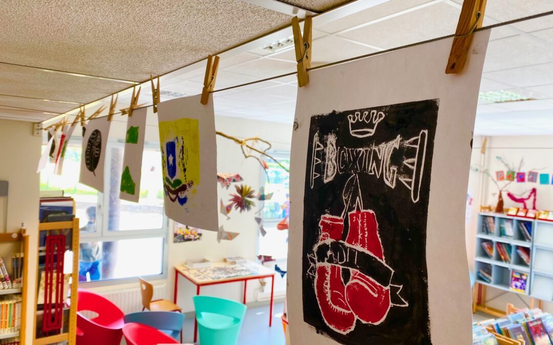 Atelier linogravure au collège Renoir : Une gouge pour graver le voyage des élèves à travers leurs langues